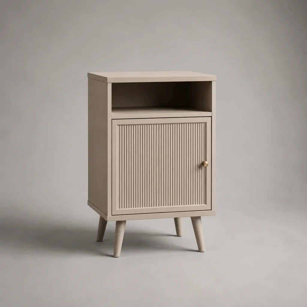 Table de chevet en bois et MDF beige grège avec porte cannelée et niche ouverte, 40 × 35 × 60 cm