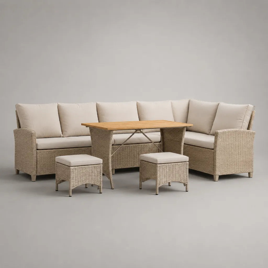 Ensemble de jardin d’angle en résine tressée beige grège avec coussins crème, table relevable en bois et 2 tabourets – 235 × 180 × 82 cm