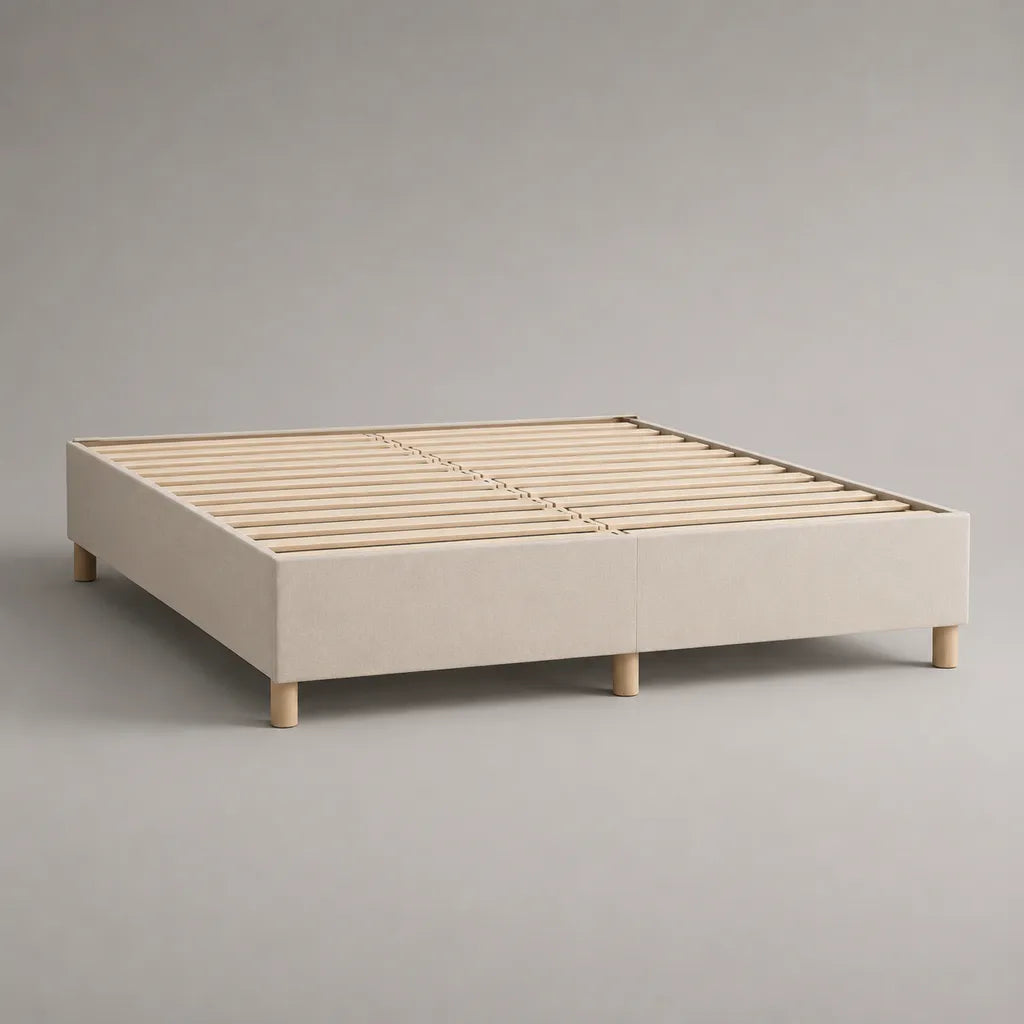 Cadre de lit double rembourré beige avec sommier à lattes en bois, sans tête de lit, couchage 160 × 200 cm