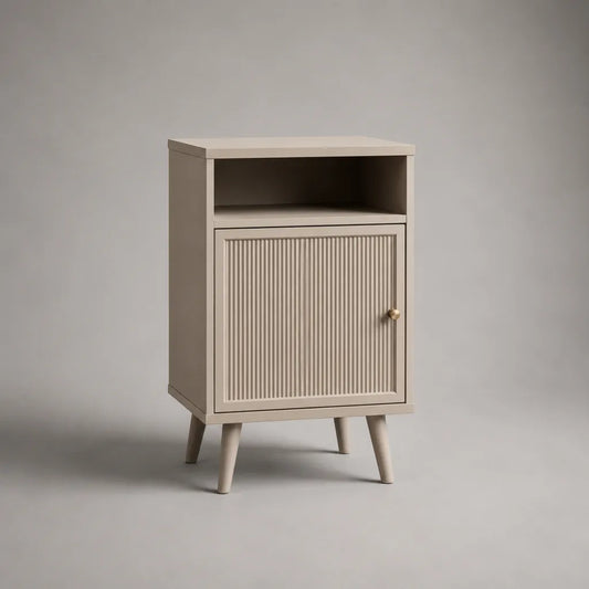Table de chevet en bois et MDF beige grège avec porte cannelée et niche ouverte, 40 × 35 × 60 cm
