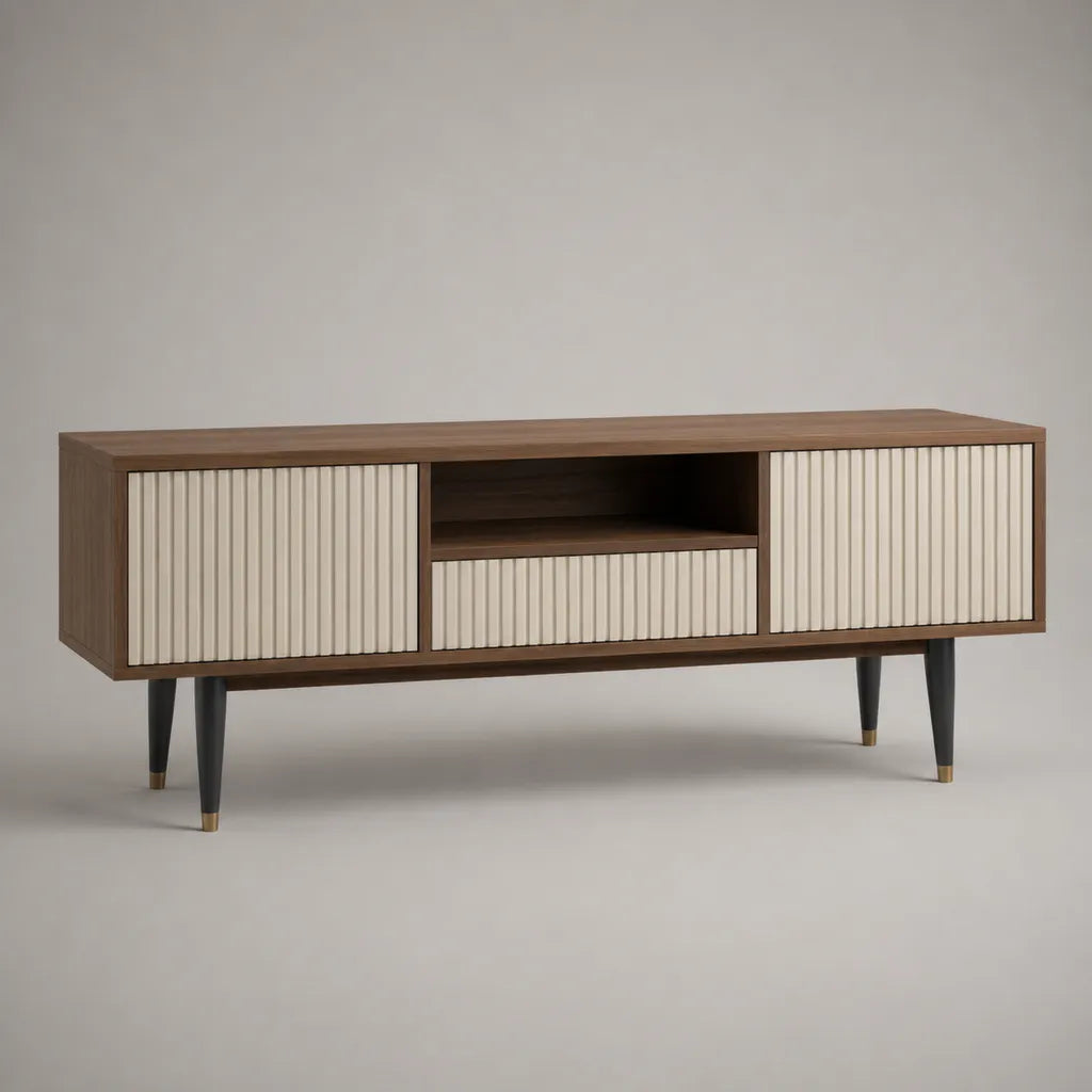 Meuble TV bas rectangulaire en MDF plaqué noyer et métal, façades rainurées ivoire, 2 portes, 1 tiroir et 1 niche, 160 × 40 × 62 cm